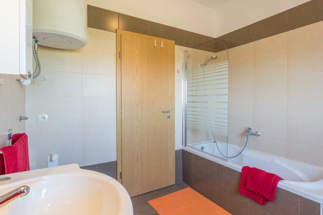 Apartments Lotus Sukosan Luaran gambar