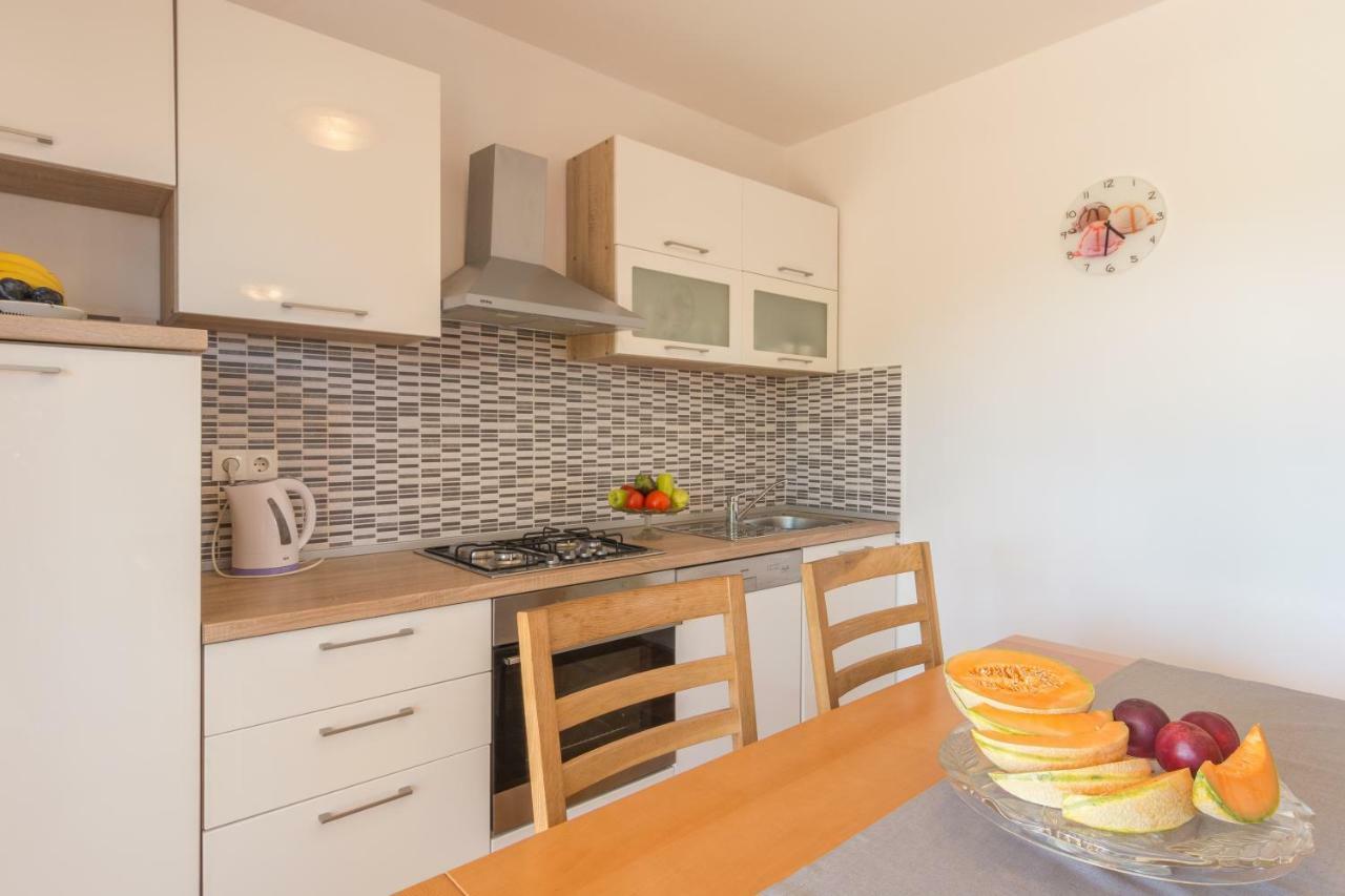 Apartments Lotus Sukosan Luaran gambar